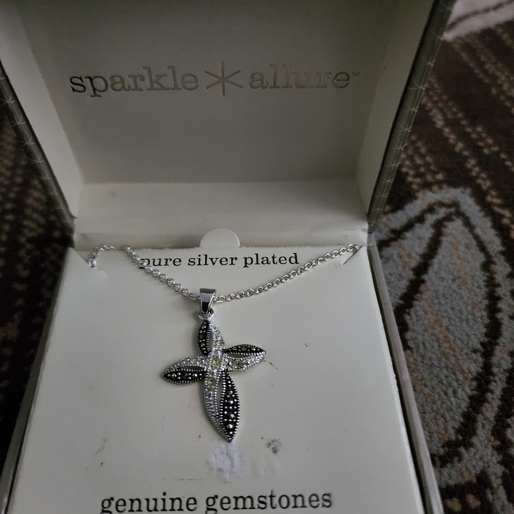 Sparkle Allure necklace